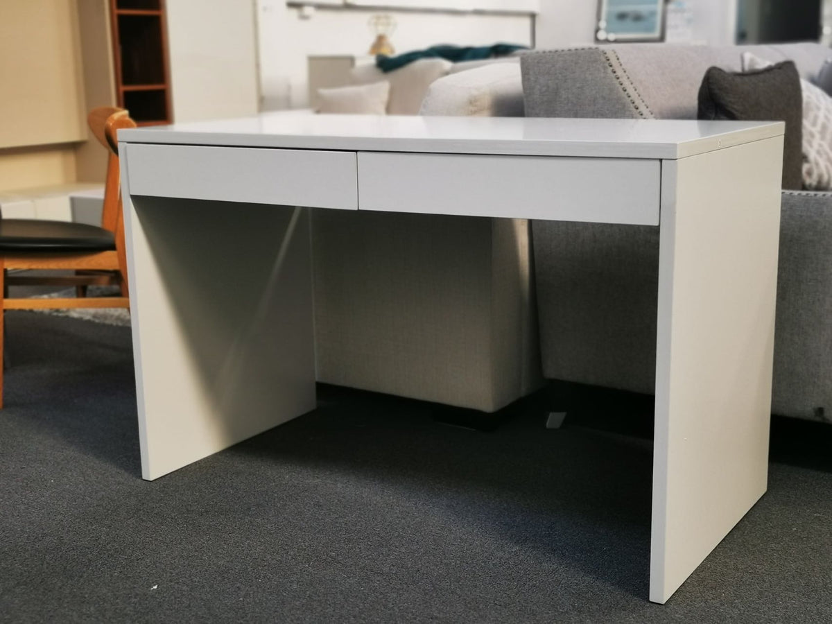 White desktop outlet table